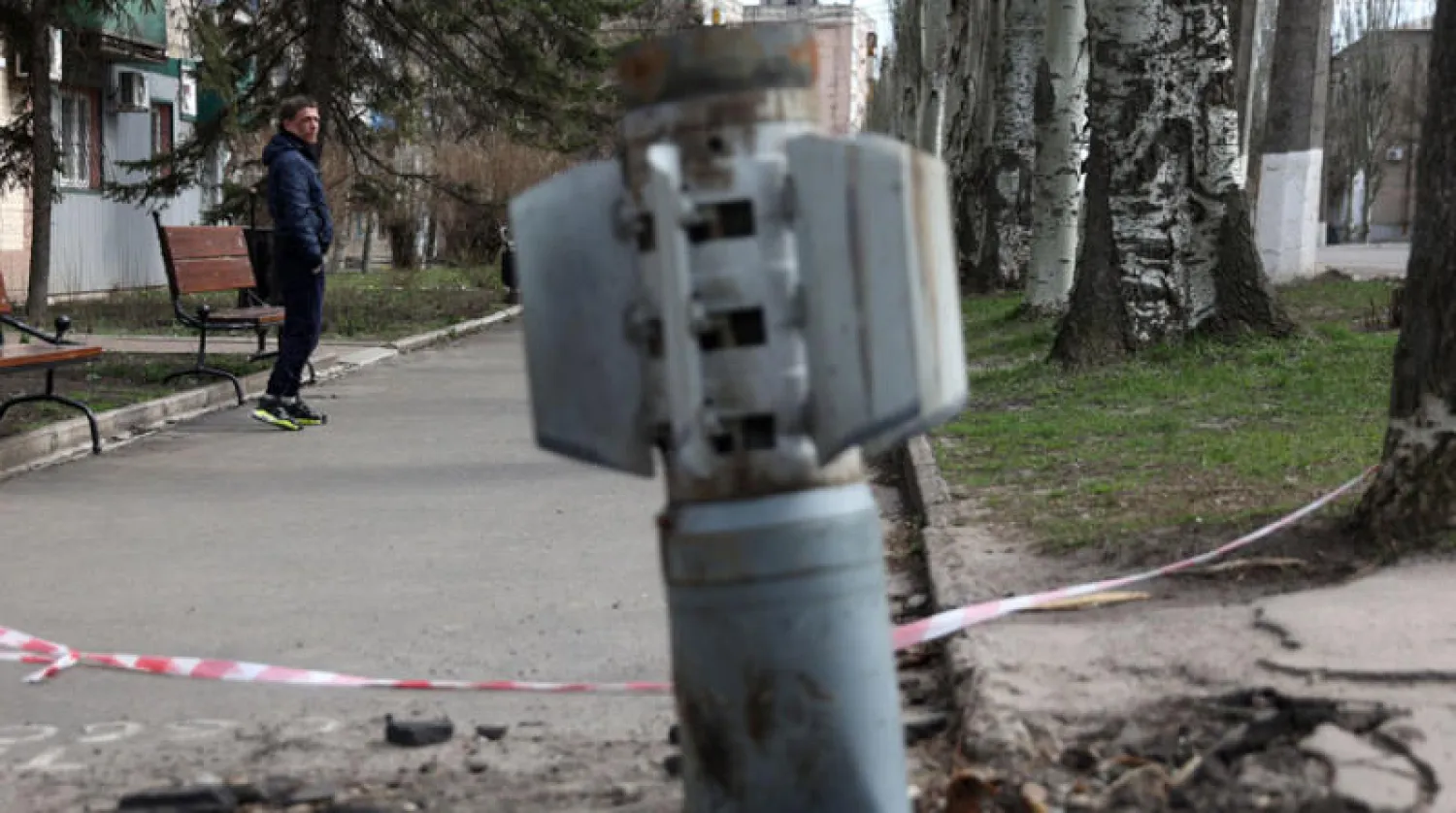 قذيفة "بي إم-30" لم تنفجر في لوغانسك (أ.ف.ب)