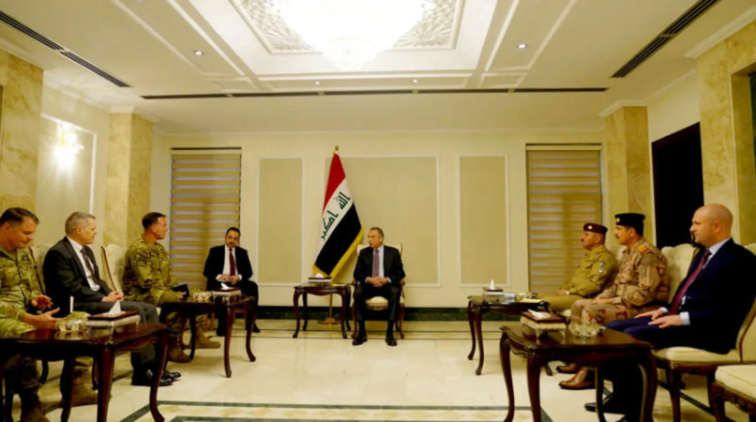 الكاظمي مستقبلا قائد القيادة الوسطى الأمريكية الجنرال مايكل كوريلا (واع)