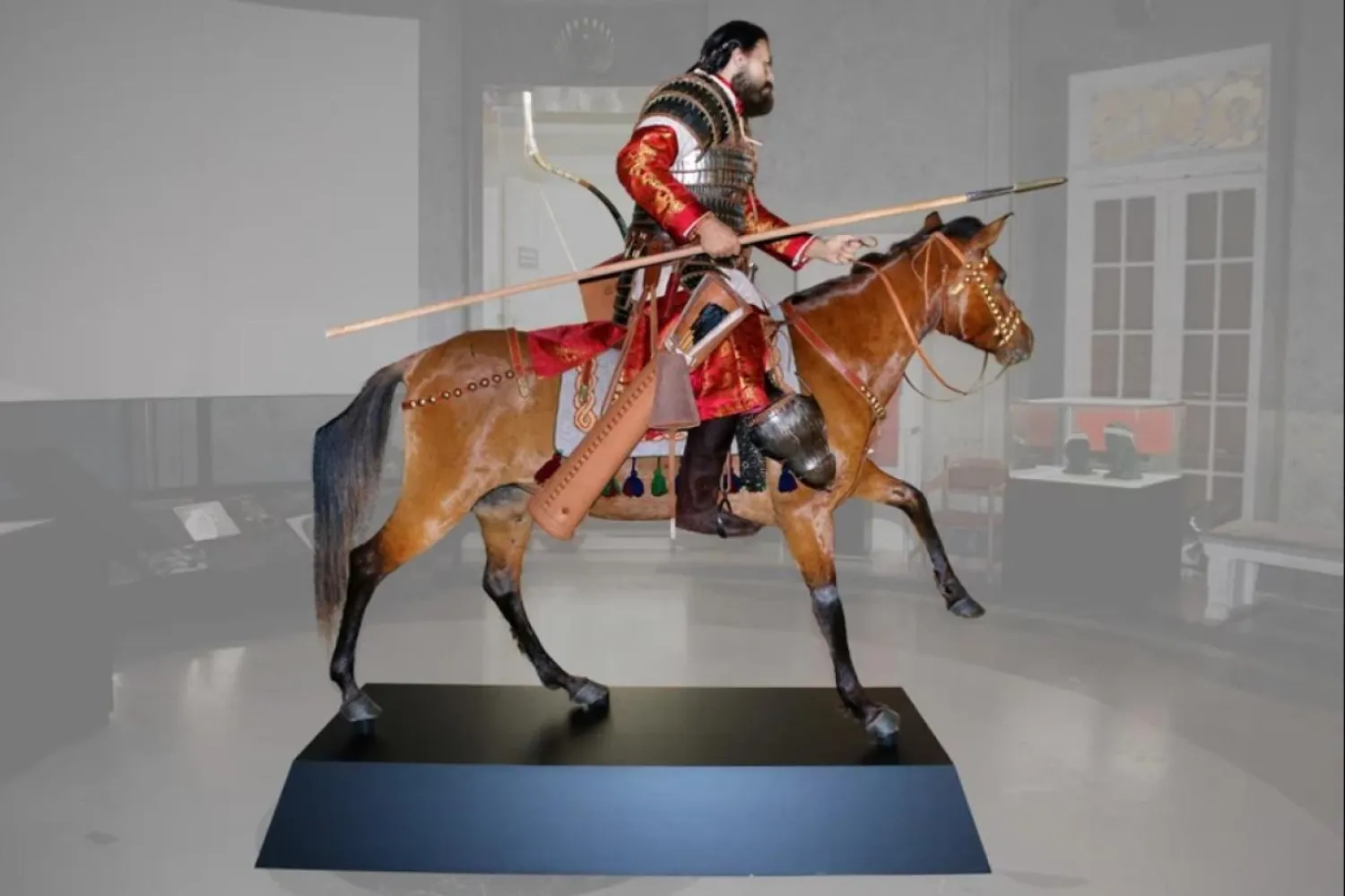 Almanya'daki Déri Müzesi'nde Avar dönemi zırhlı bir atlının heykeli sergileniyor (Déri Müzesi)

