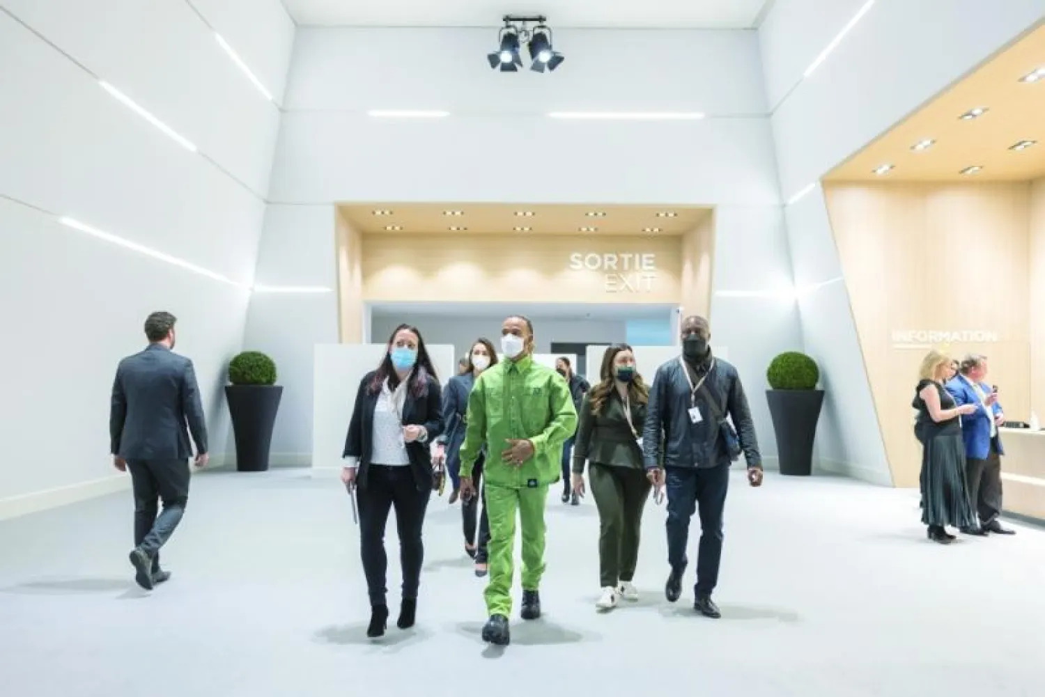 لويس هاميلتون بطل {الفورميلا 1} كان ضيفاً على شركة «آي دبليو سي»