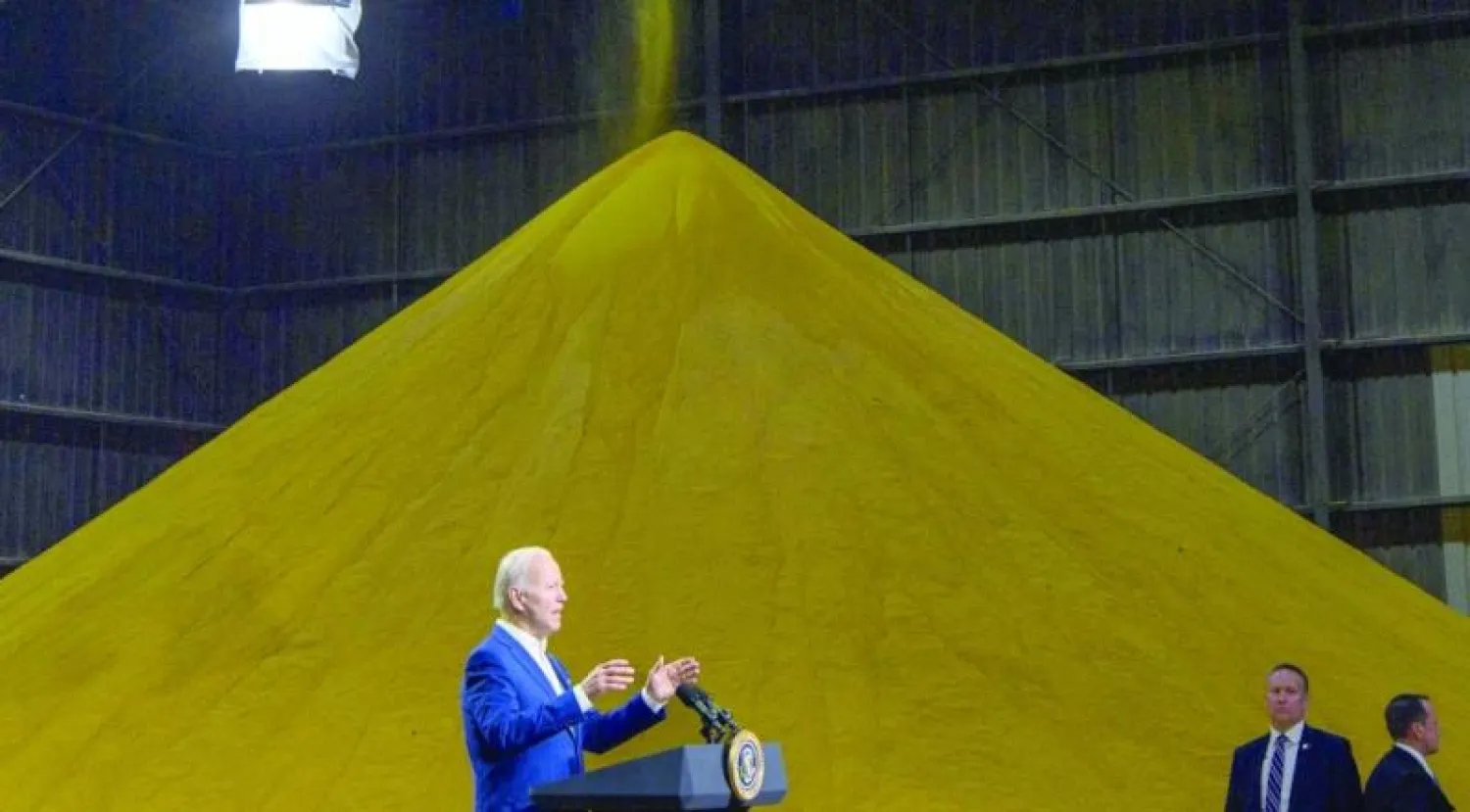 يحاول الرئيس الأميركي جو بايدن وإدارته حصار التضخم بكافة الطرق قبل الانتخابات المقبلة (أ.ف.ب)