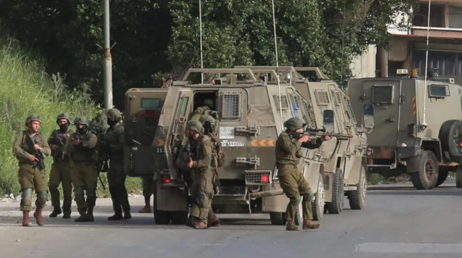 İsrail askerleri, işgal altındaki Batı Şeria'nın Nablus kentine baskın düzenledi (AFP)