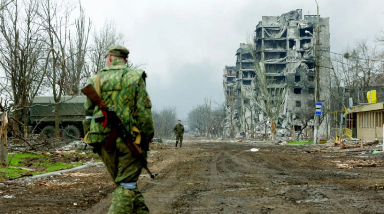 جنود من القوات الموالية لروسيا في ماريوبول أول من أمس (رويترز)