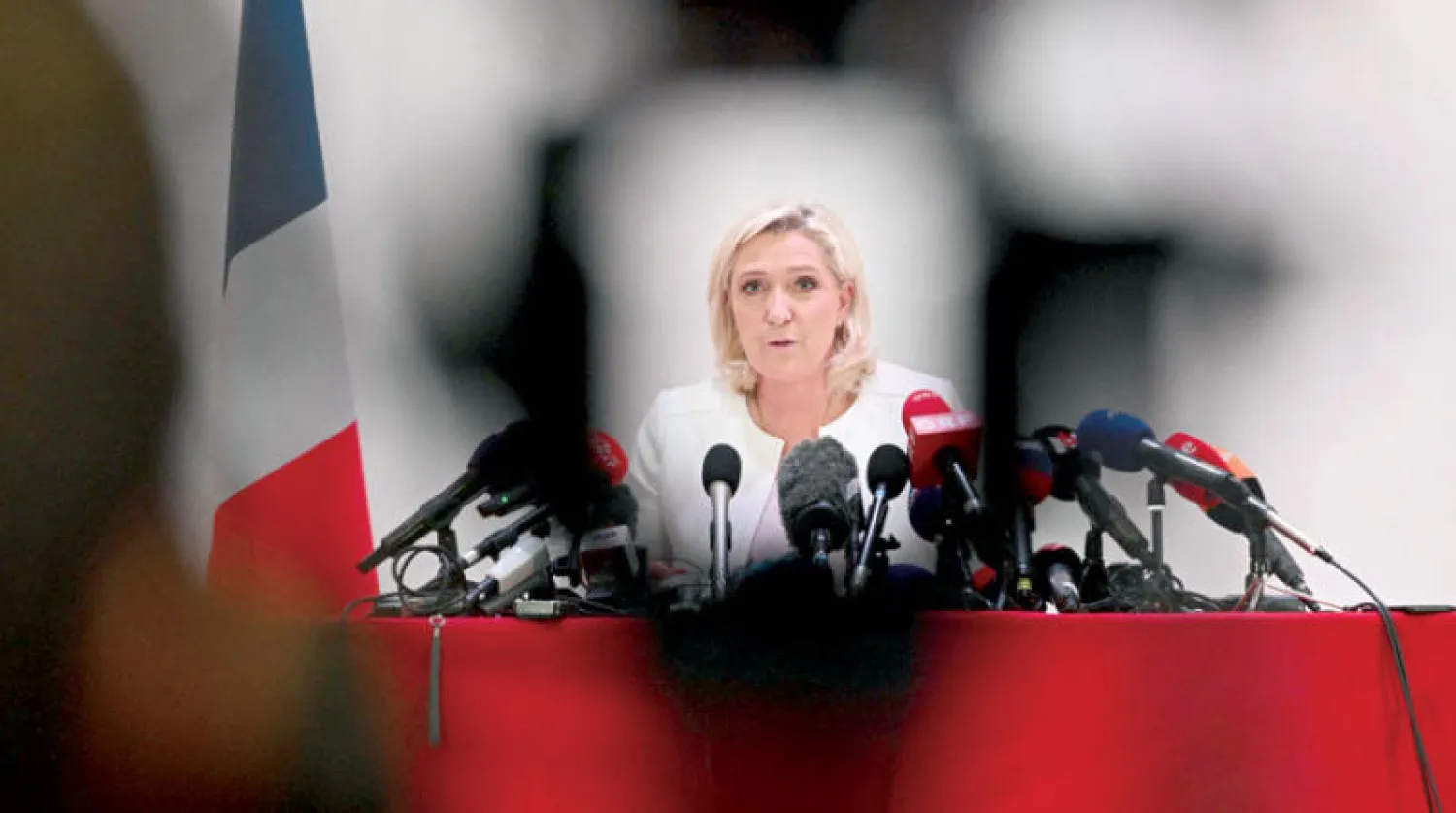 مارين لوبن خلال مؤتمر صحافي في باريس أمس (أ.ف.ب)