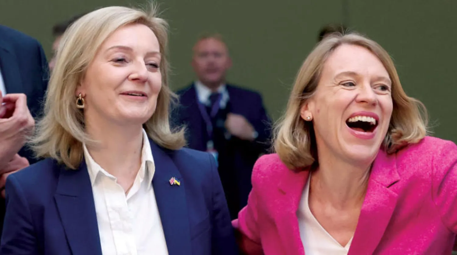 وزيرة الخارجية البريطانية ليز تراس (يسار) أعلنت فرض مزيد من العقوبات على أثرياء روس أمس (أ.ف.ب)