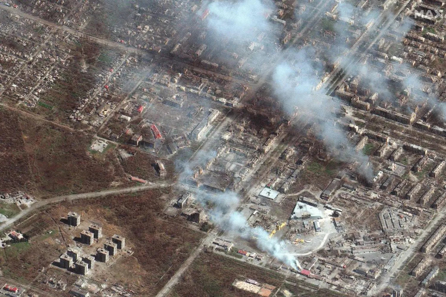 9 Nisan'da Mariupol'un doğusunda yanan binaları gösteren havadan bir fotoğraf (Maxar Technologies / AFP)