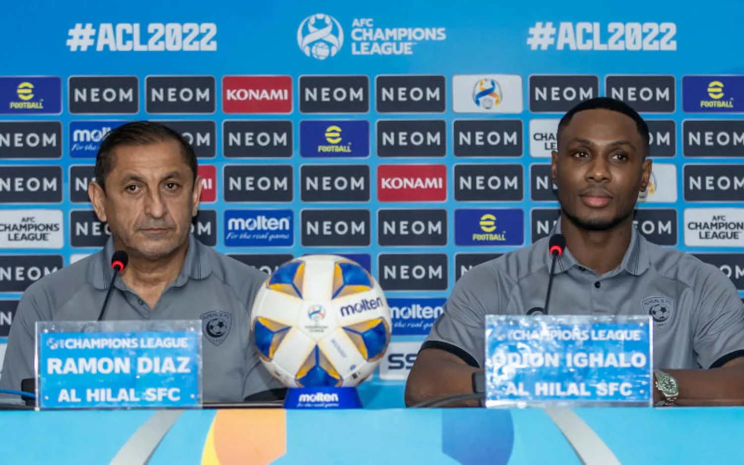 رامون دياز وأودين إيغالو في المؤتمر الصحافي قبل مواجهة «استقلال» الطاجيكي (الشرق الأوسط)