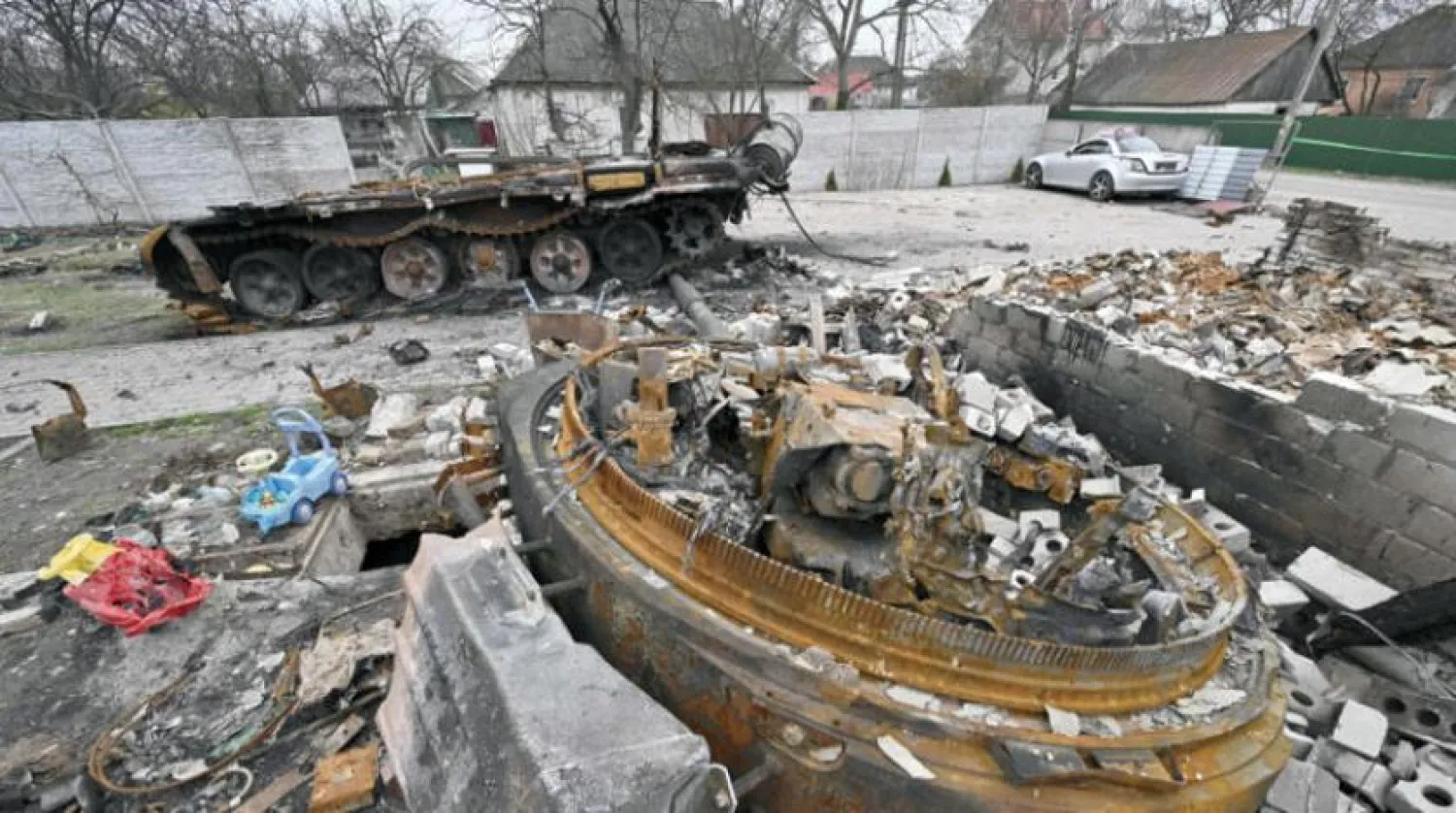 Salı günü Kiev'in kuzeydoğusundaki Bohdanivka köyünde bir Rus tankının enkazı (AFP)