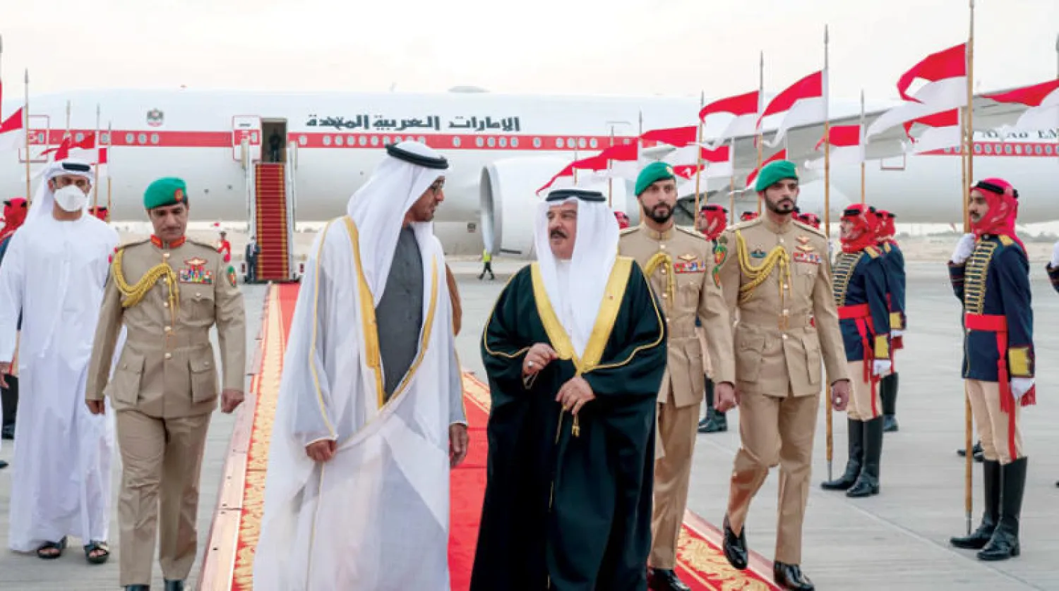 الملك حمد بن عيسى مستقبلاً الشيخ محمد بن زايد في المنامة أمس (وام)