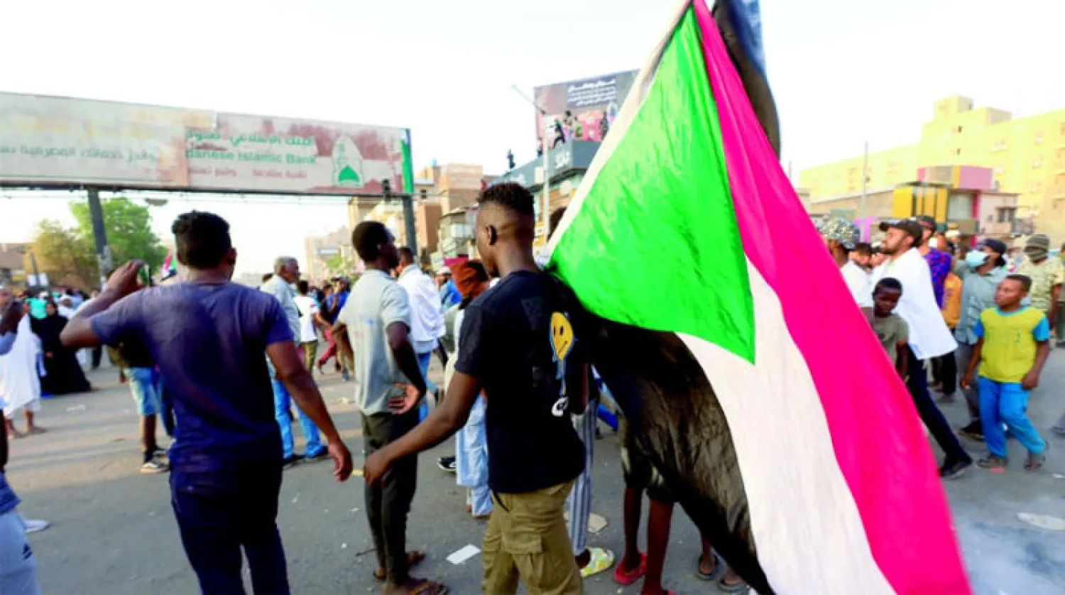 جانب من احتجاجات سابقة وسط الخرطوم (رويترز)