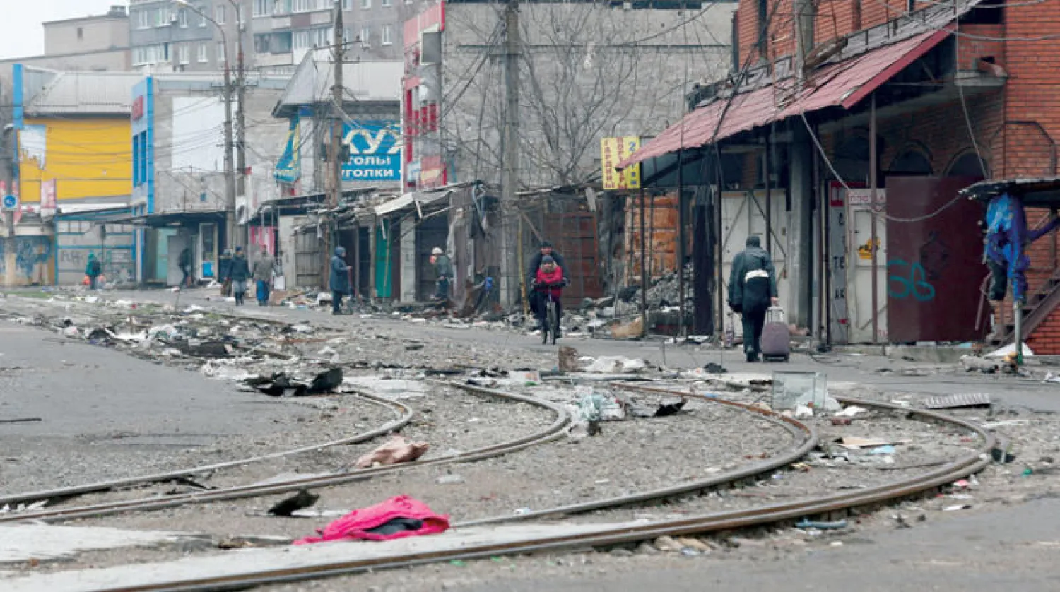 أحد شوارع مدينة ماريوبول الساحلية المحاصرة من الجيش الروسي (رويترز)