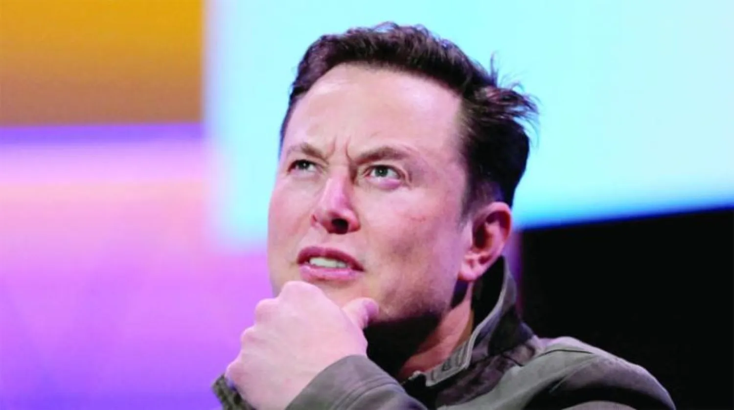 ایلون مسک کو ٹویٹر کو خریدنے یا باہر نکلنے کے لیے دو پیشکش کرتے ہوئے دیکھا جا سکتا ہے (رائٹرز)