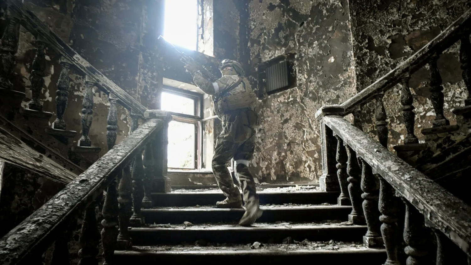 Russian soldiers patrol in the bombed Mariupol theatre during a media tour organized by Russia. Alexander NEMENOV AFP
