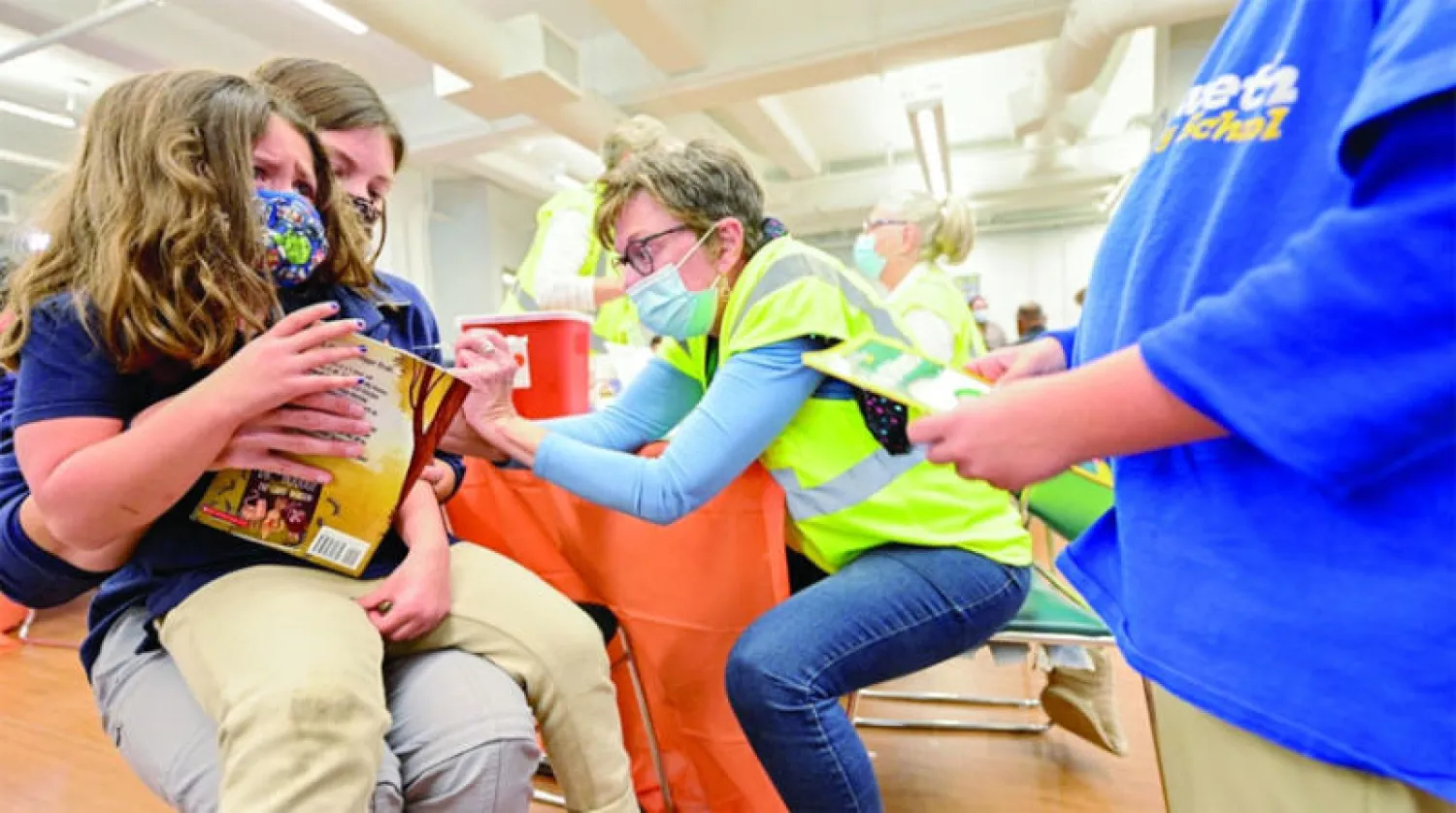 طفلة أثناء تلقيها جرعة من لقاح «فايزر» و«بيونتيك» في مركز صحي في ولاية كنتاكي - الولايات المتحدة نوفمبر الماضي (رويترز)