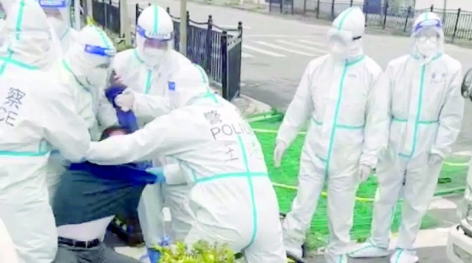 الشرطة الصينية توقف رجلاً يحتج على تحول المجمعات السكنية إلى مرافق عزل في شنغهاي أول من أمس (رويترز)