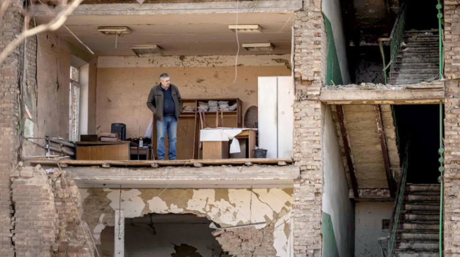 مبنى شركة «فيكر» للصناعات العسكرية الذي تم قصفه في ضواحي كييف (أ.ف.ب)