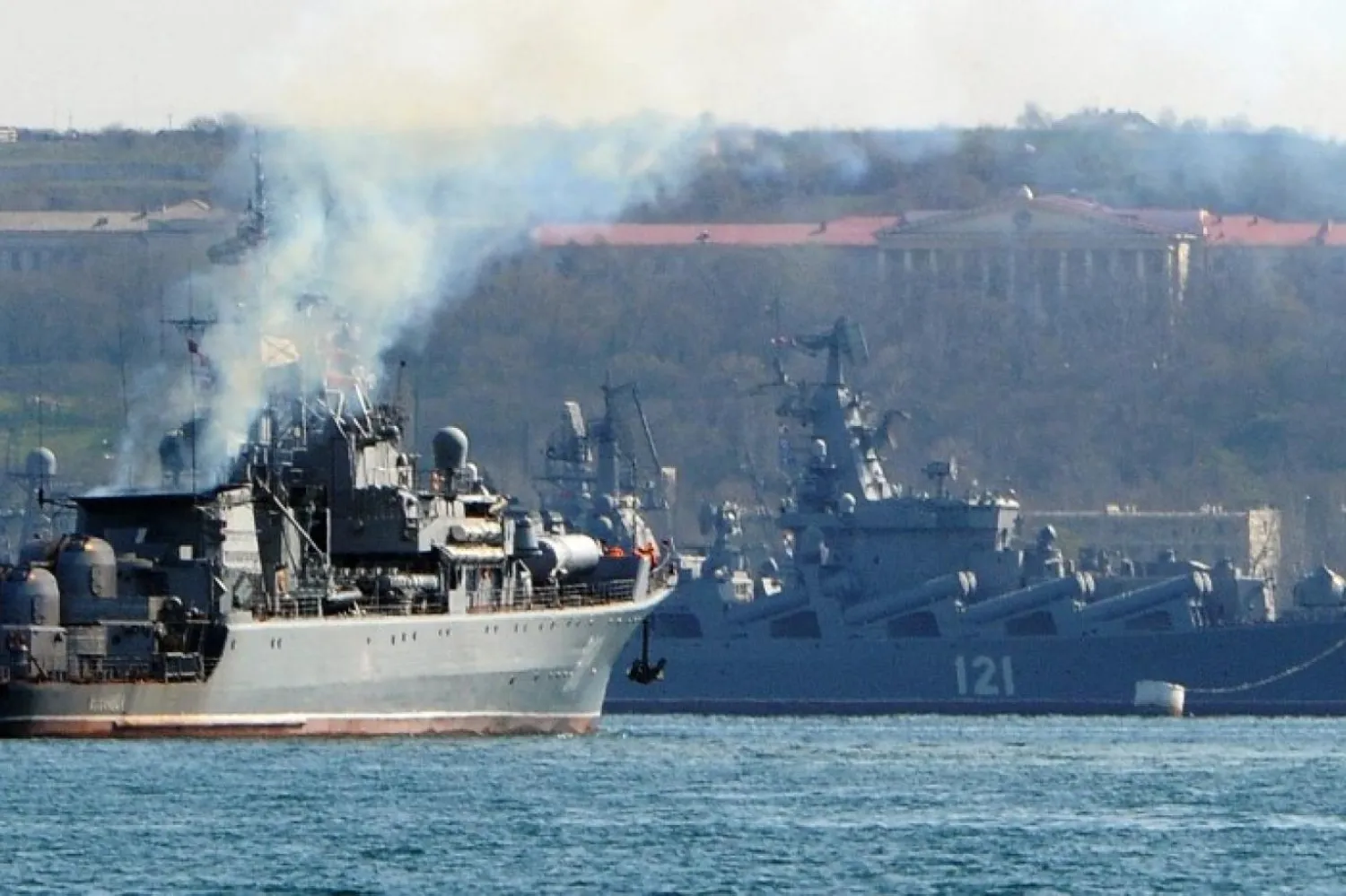 Mühimmatın patlaması sonucu ağır hasar gören Rus savaş gemisi Moskova limana çekilirken battı. (AFP)