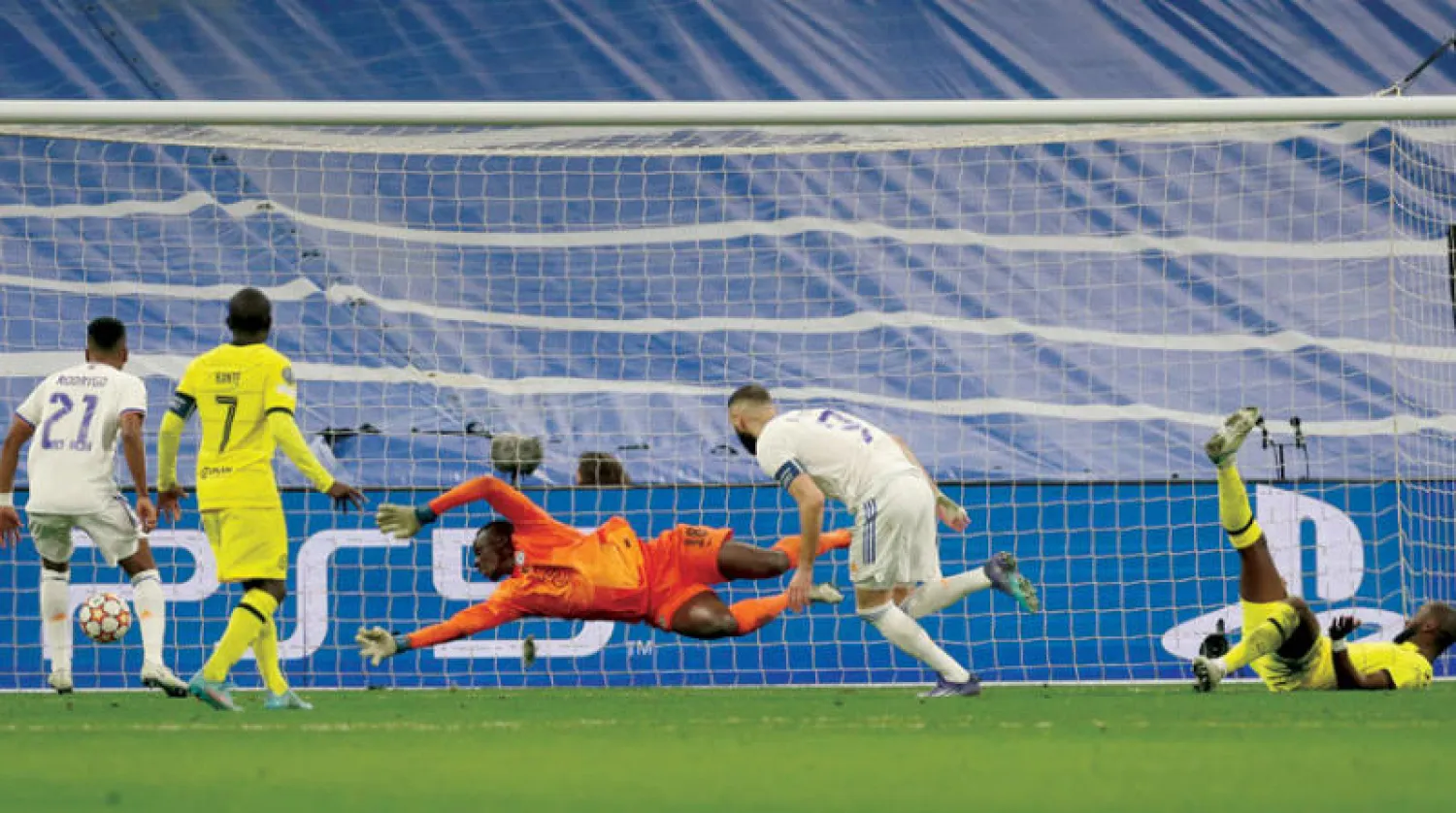 ريال مدريد المنتشي أوروبياً بقيادة بنزيمة على بعد أمتار من اللقب المحلي (رويترز)