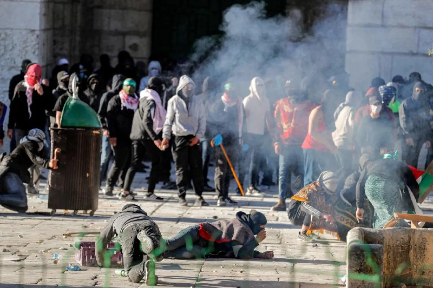 متظاهرون فلسطينيون يشتبكون مع الشرطة الإسرائيلية في المسجد الأقصى (أ.ف.ب)