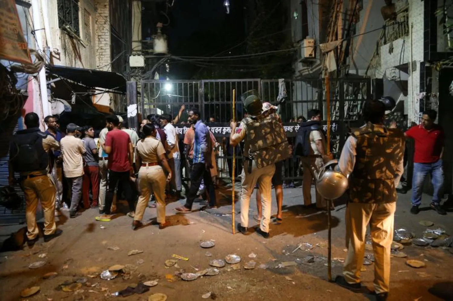 عناصر الشرطة الهندية في موقع الاشتباكات في جاهانجيربوري (أ.ف.ب)