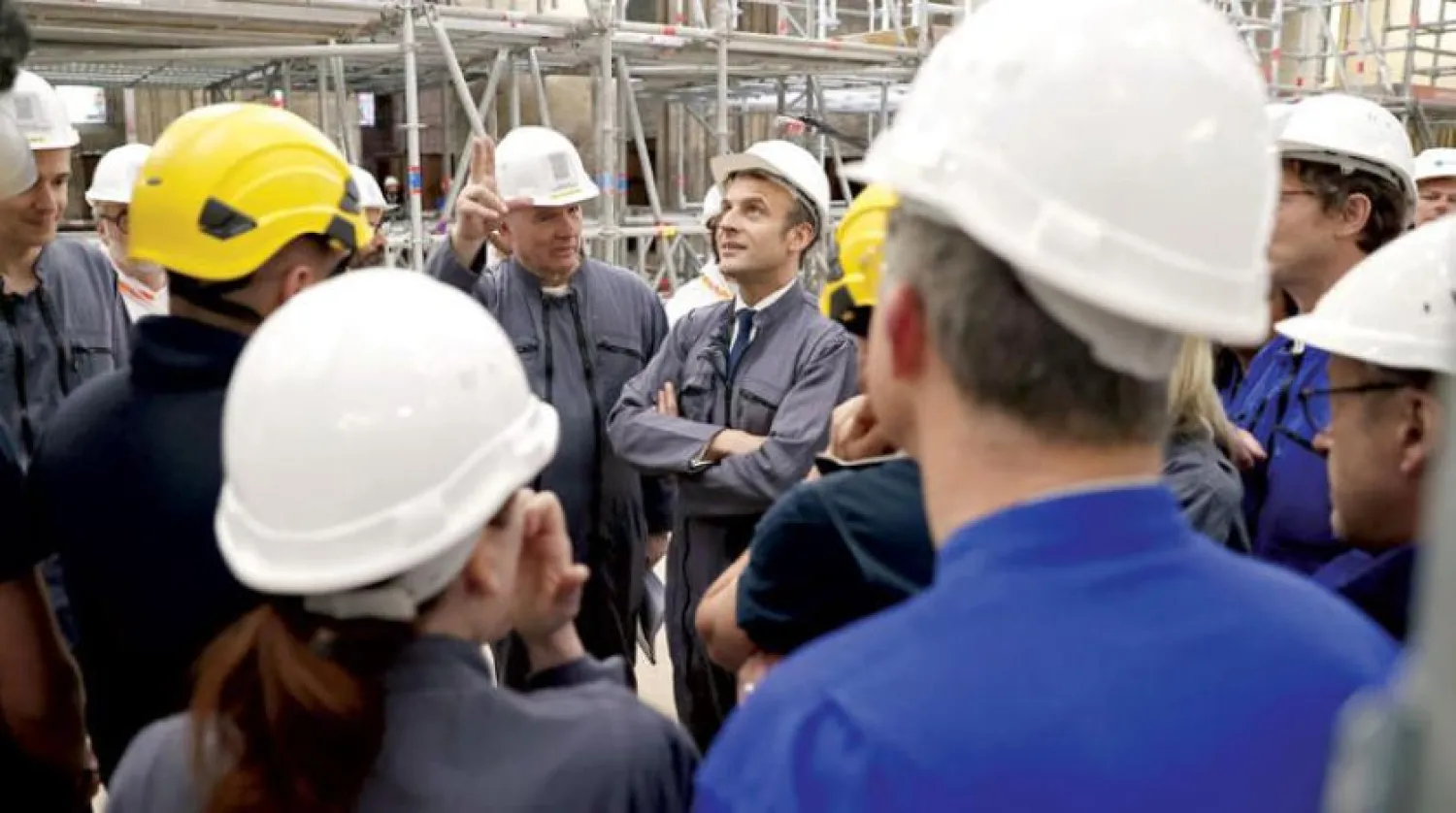 Macron, kaydedilen yangının üç yıl ardından Paris'te Notre Dame Katedrali'ndeki çalışmaları dinliyor (AFP)