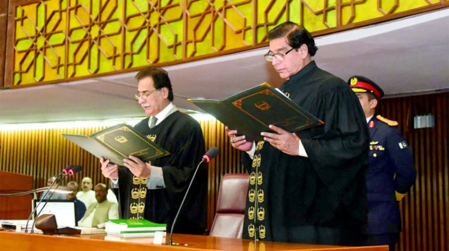 رئيس الجمعية الوطنية الجديد راجا برويز أشرف (يمين الصورة)  يؤدي اليمين الدستورية بعد انتخابه أمس (رويترز)