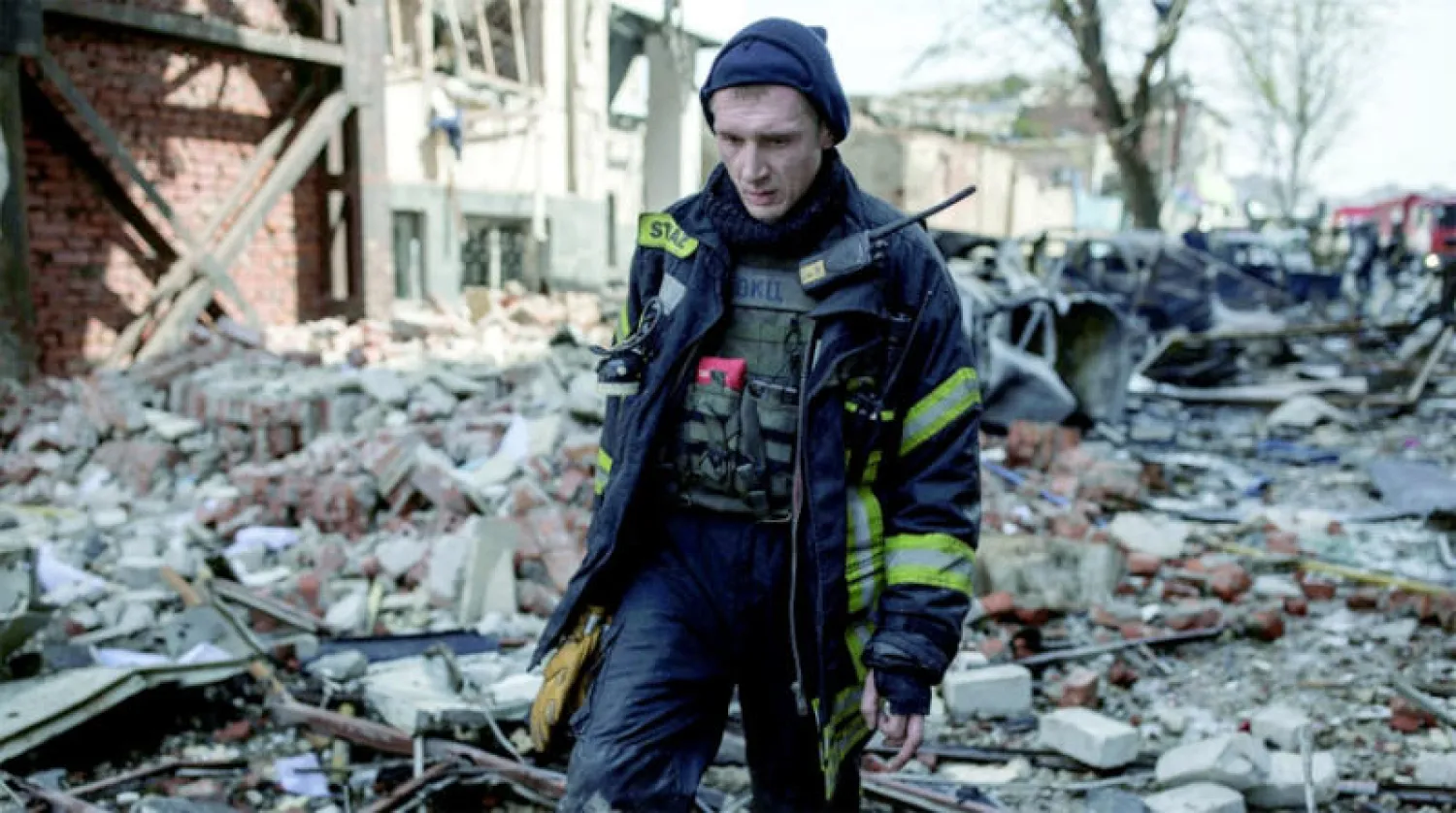 جانب من آثار القصف الروسي أمس في مدينة خاركيف (رويترز)