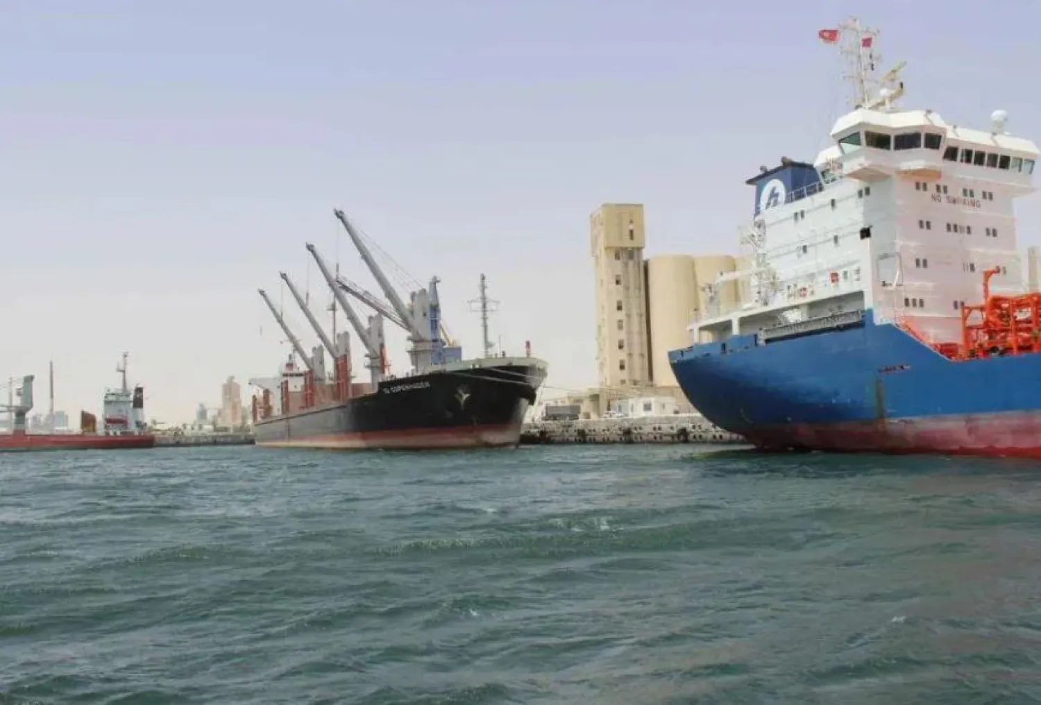 سفن تقل الوقود قبالة ساحل تونس (أرشيفية - أ.ف.ب)