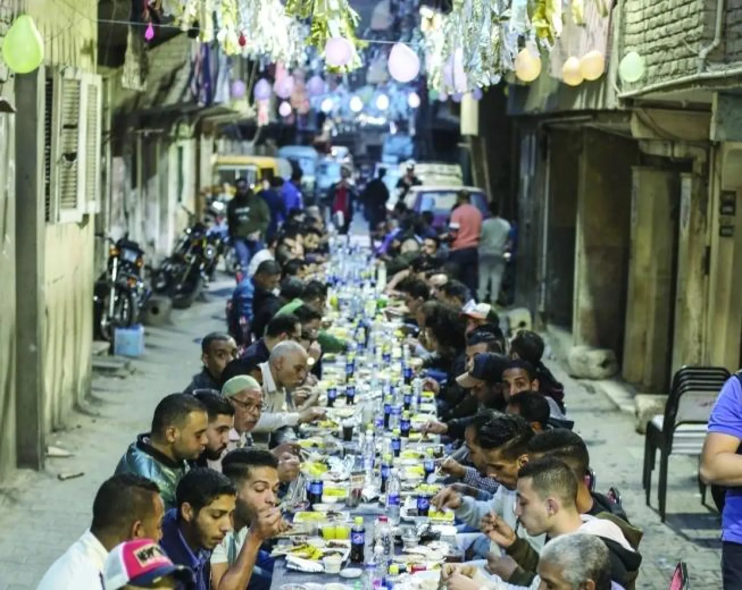 الأهالي يتشاركون تنظيم الإفطار الجماعي (الشرق الأوسط)