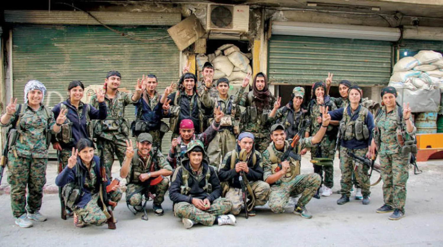 صورة نشرها موقع «وحدات حماية الشعب الكردية» لمجموعة من  عناصره في حي الشيخ مقصود.