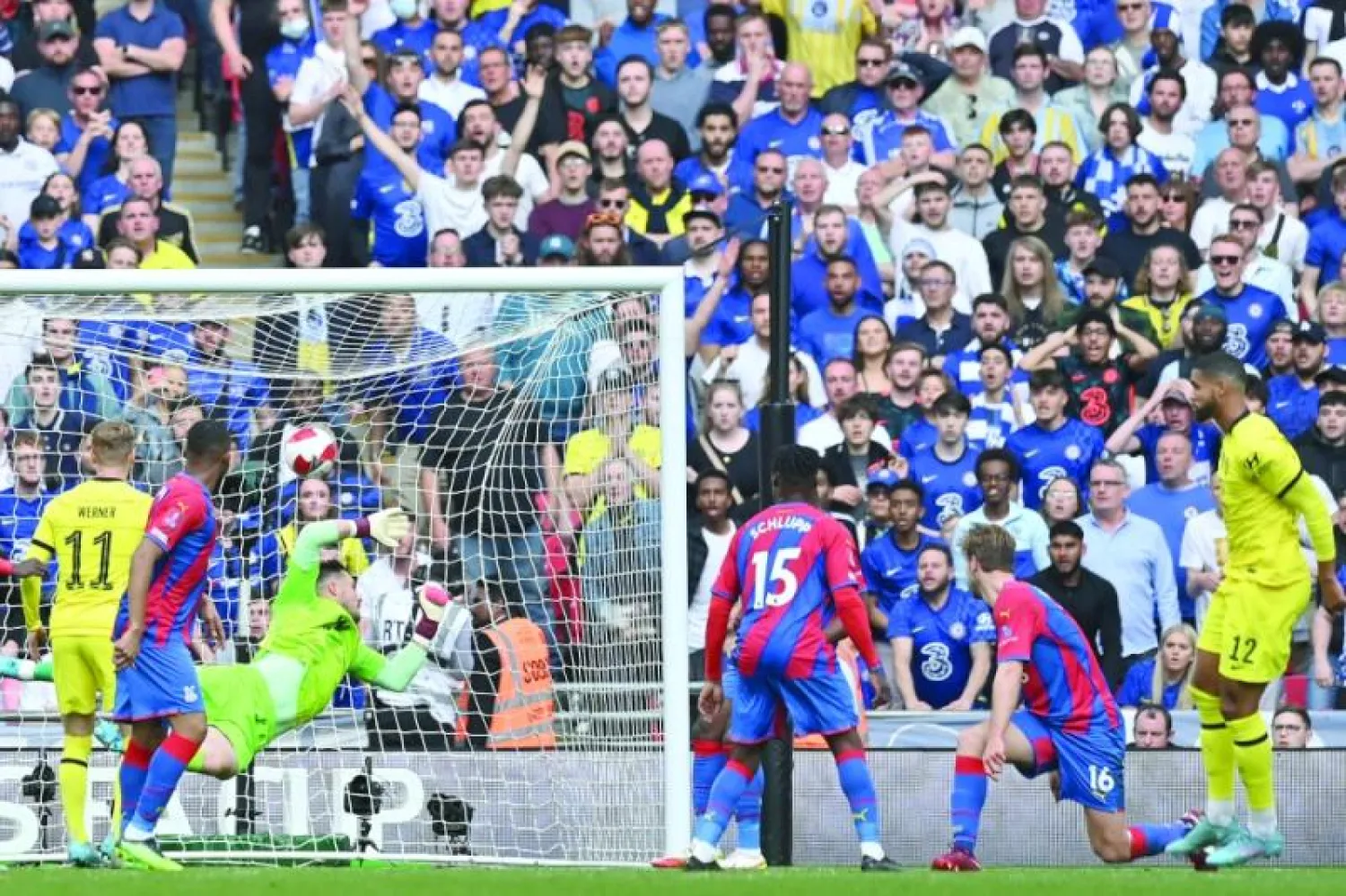 لوفتوس - شيك مهاجم تشيلسي (يمين) يراقب تسديدته وهي في طريقها لتسكن شباك بالاس (أ.ف.ب)