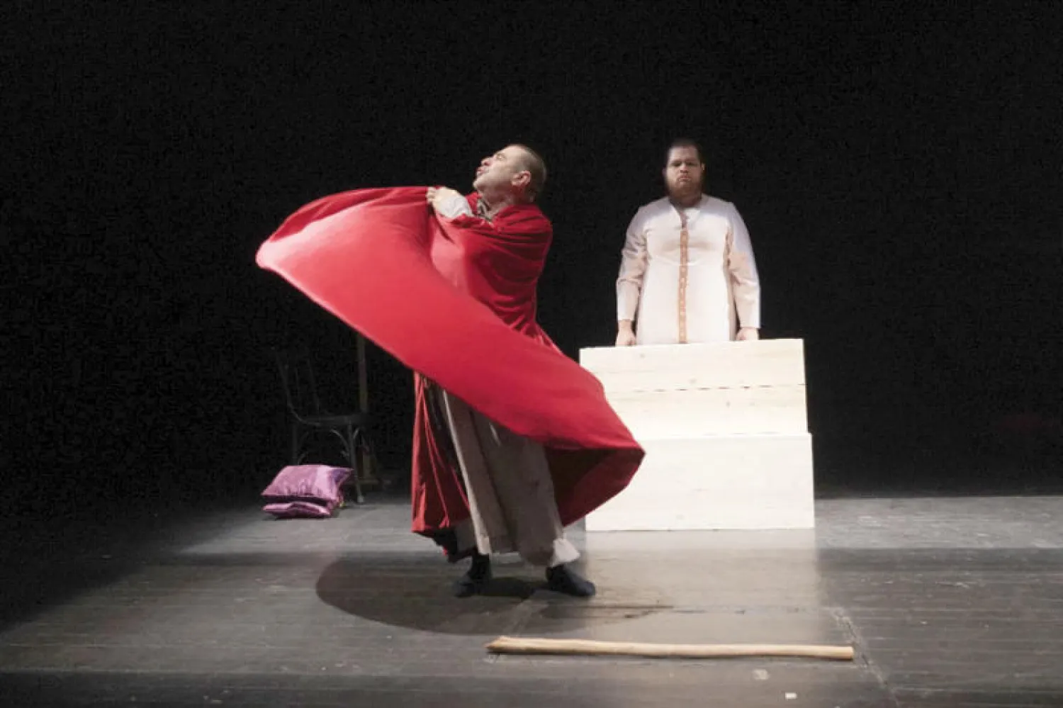 مشهد من مسرحية «جثة متنقلة» لشادي الهبر