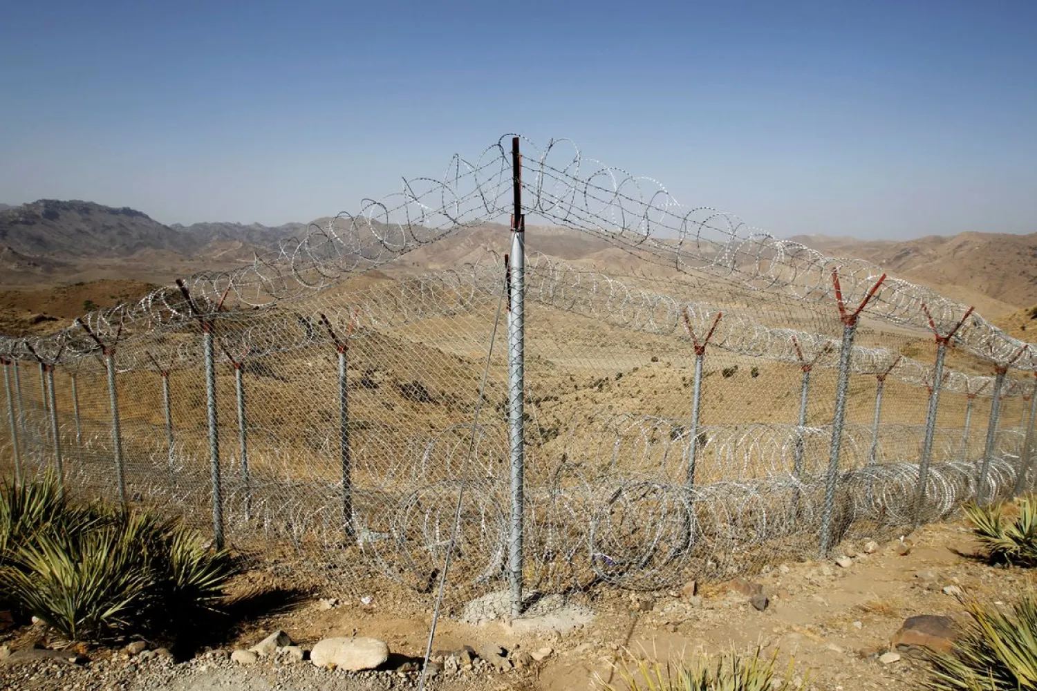 A view of the border fence outside the Kitton outpost on the border with Afghanistan in North Waziristan, Pakistan October 18, 2017. (Reuters)