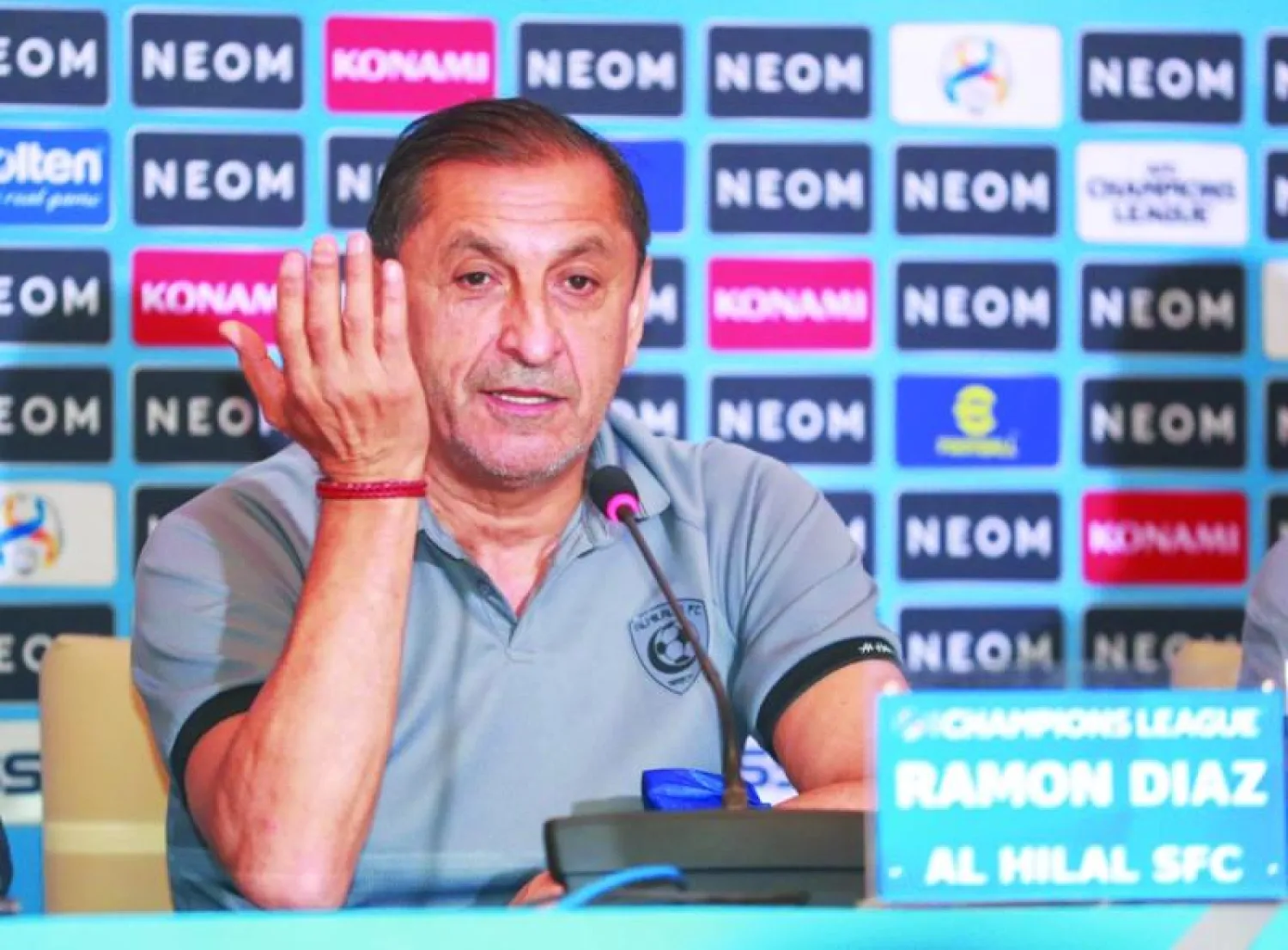 دياز خلال المؤتمر الصحافي لمباراة الهلال واستقلول أمس (تصوير: علي الظاهري)