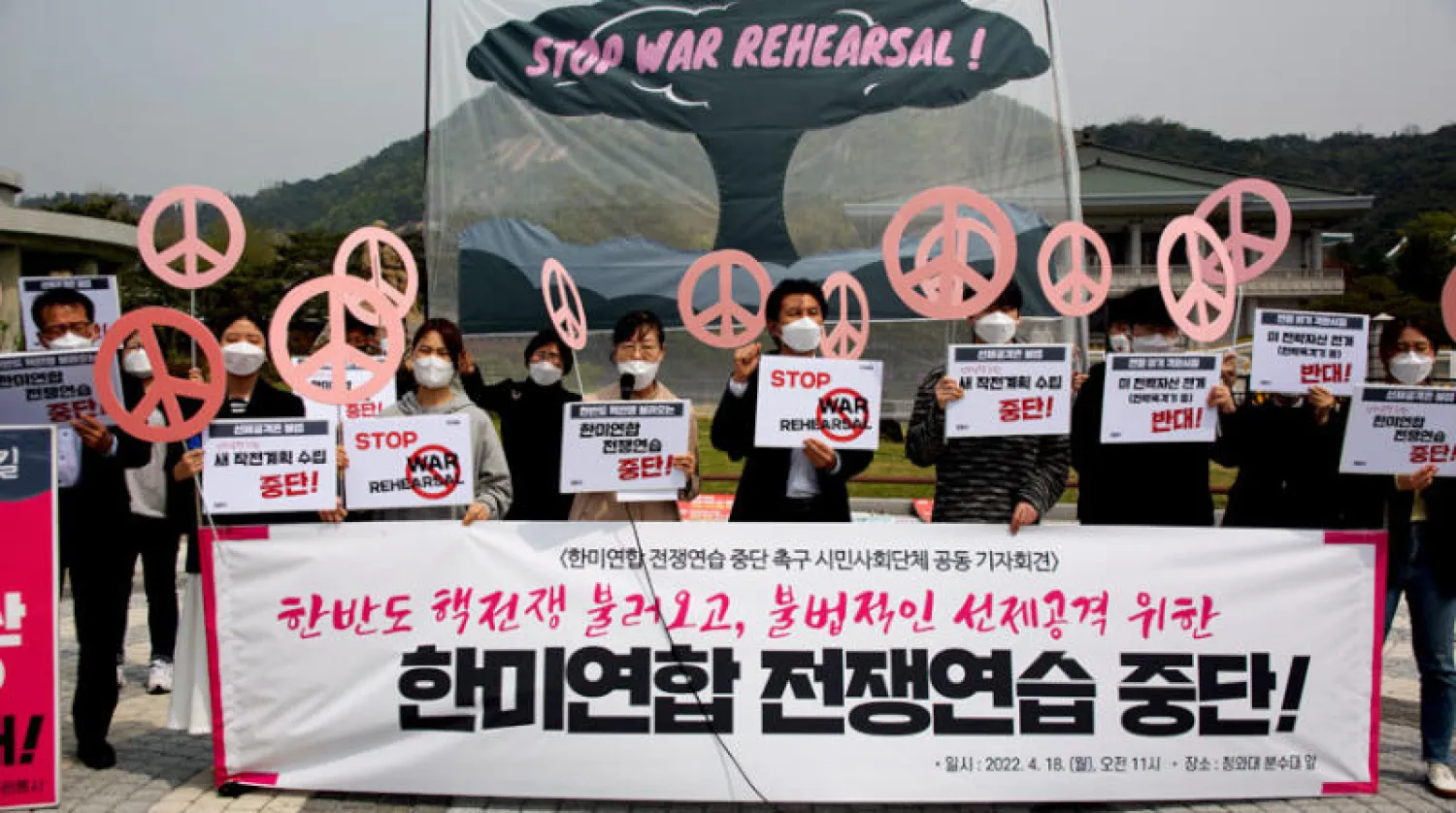 متظاهرون ضد التدريبات العسكرية الأميركية - الكورية الجنوبية خارج القصر الرئاسي في سيول أمس (إ.ب.أ)