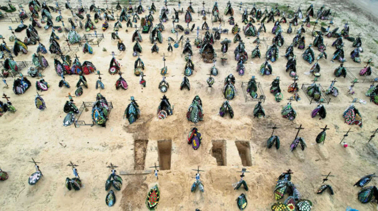 مدافن أوكرانيين قضوا في الحرب في مقبرة بمنطقة إربين في كييف أمس (رويترز)