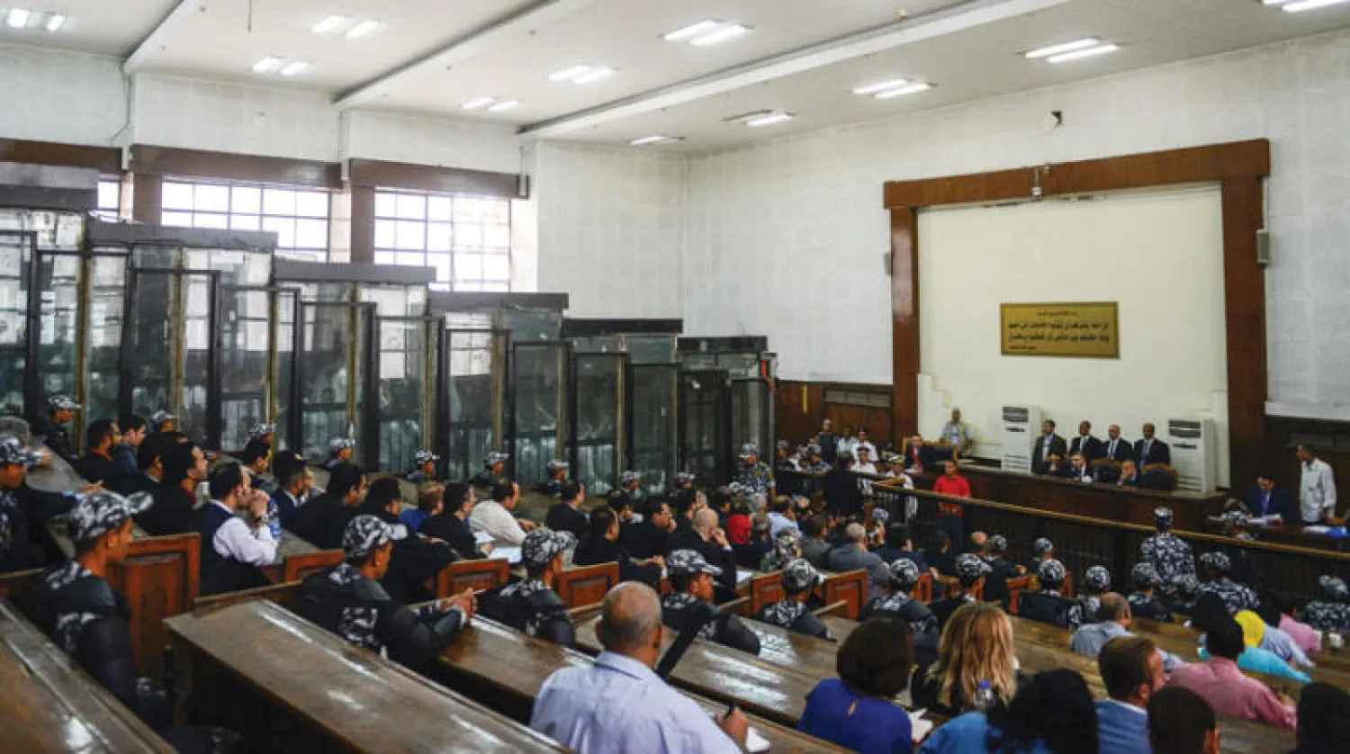 عناصر من جماعة «الإخوان» المحظورة في مصر يشاهدون داخل قفص زجاجي أثناء محاكمتهم في العاصمة القاهرة يوليو (تموز) 2018 (أ.ف.ب)