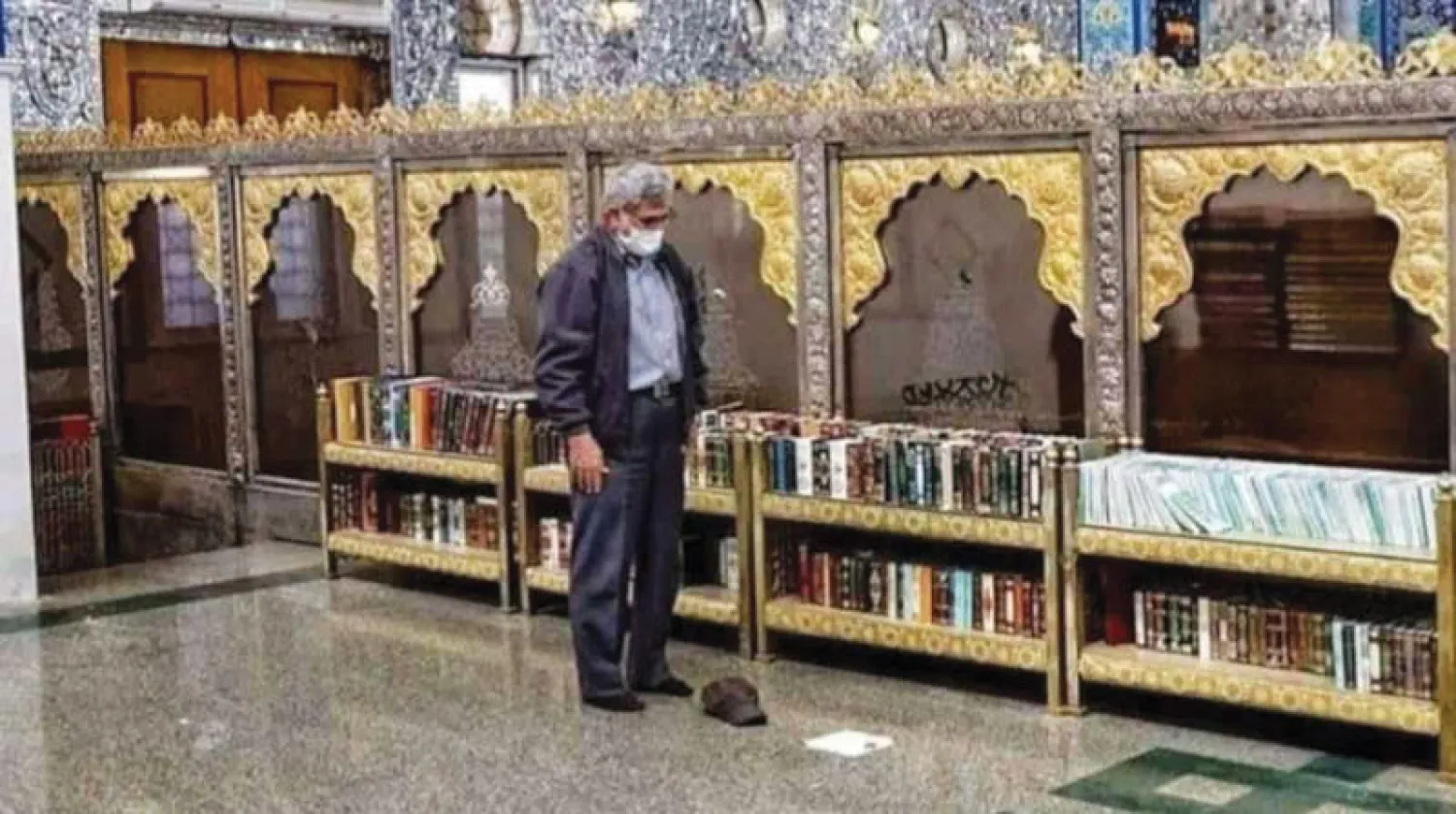 صورة أرشيفية لإسماعيل قاآني بـ«السيدة زينب» قرب دمشق (التلفزيون الإيراني)