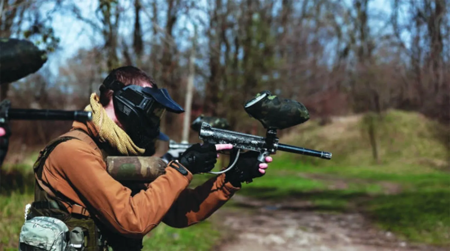 أوكراني يتلقى تدريباً عسكرياً في منطقة سومي بشرق البلاد (رويترز)