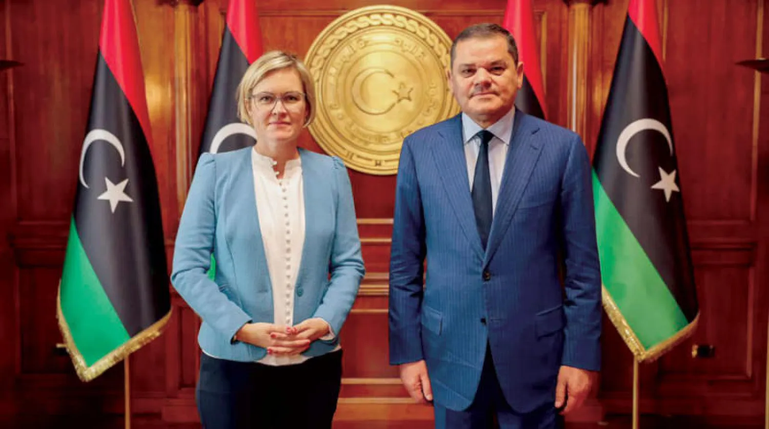 الدبيبة مستقبلاً سفيرة المملكة المتحدة كارولين هورندل (المكتب الإعلامي لرئيس الحكومة)