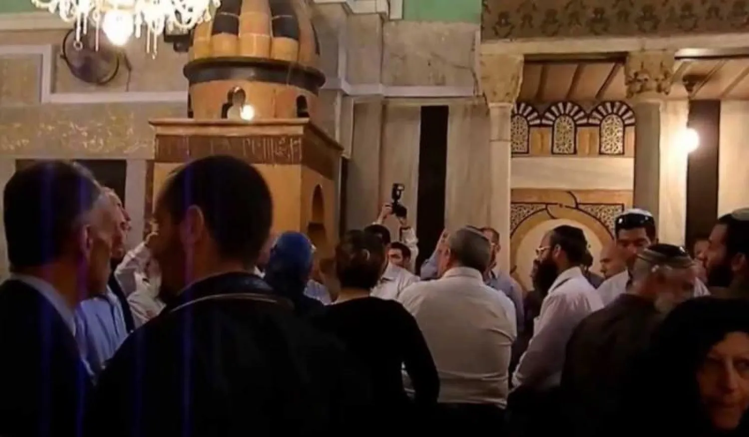 مستوطنون يقتحمون الحرم الإبراهيمي ويؤدون طقوسا تلمودية (وفا)