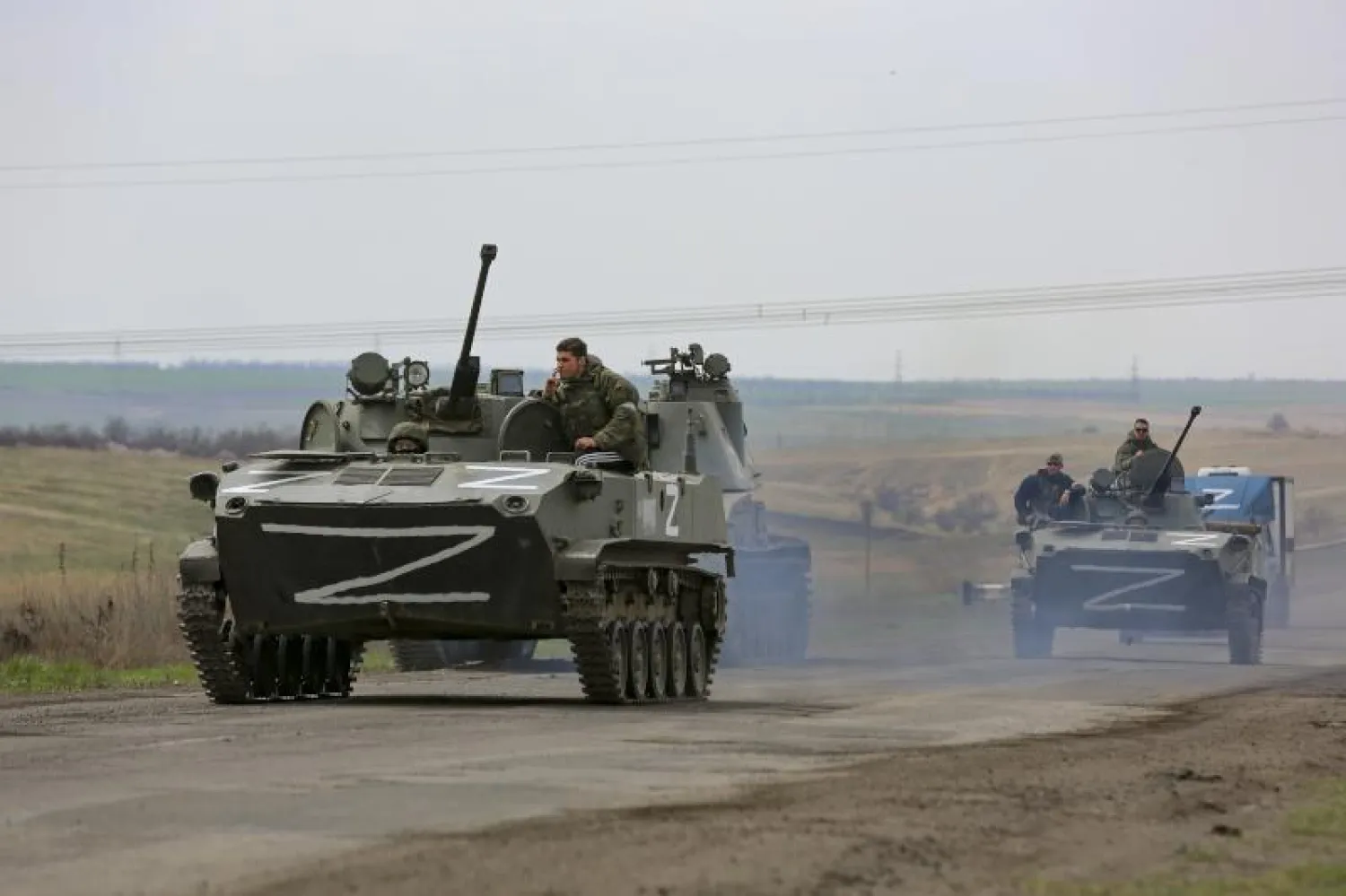 المركبات العسكرية الروسية تتحرك على طريق سريع في منطقة تسيطر عليها القوات الانفصالية المدعومة من روسيا بالقرب من ماريوبول بأوكرانيا (أ.ب)