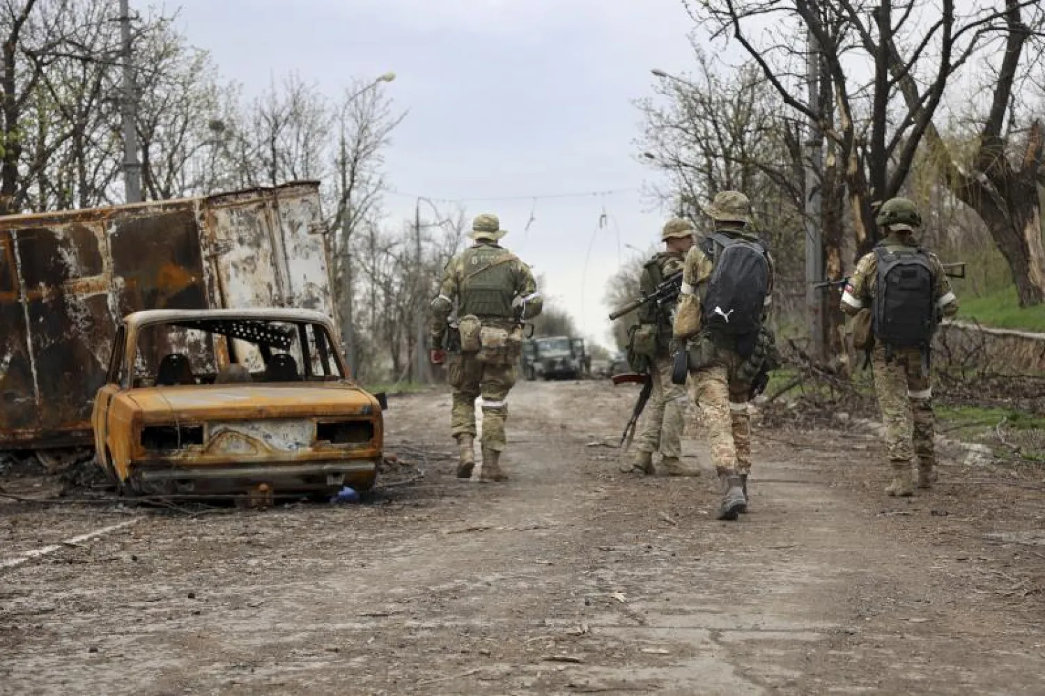 مسلحون من قوات دونيتسك الموالية لموسكو في ماريوبول (أ ف ب)