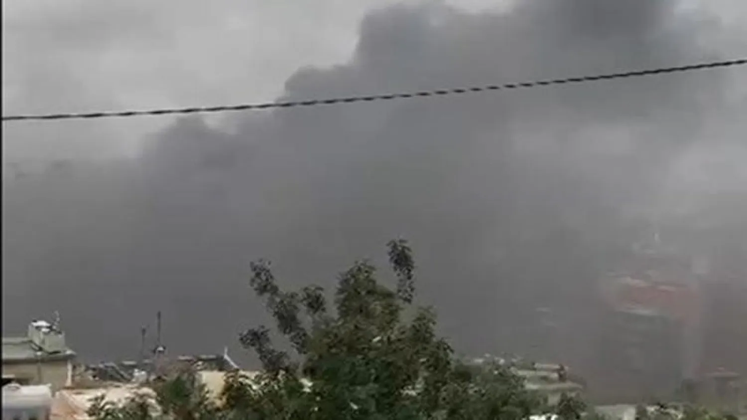 سحب الدخان وهي تتصاعد من مكان الحريق