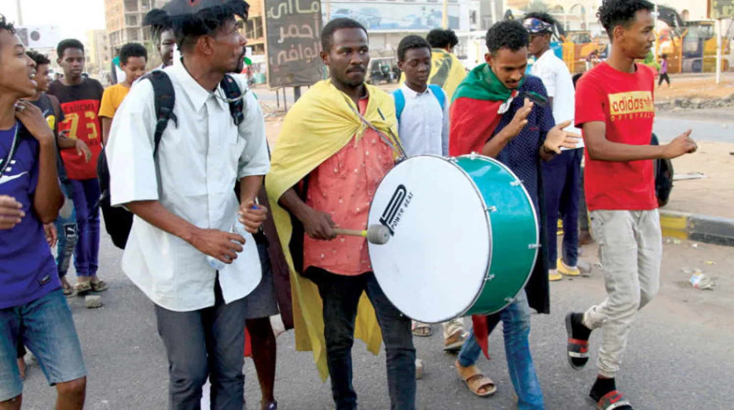 محتجون في أحد شوارع الخرطوم للمطالبة بعودة الحكم المدني 11 أبريل (أ.ف.ب)