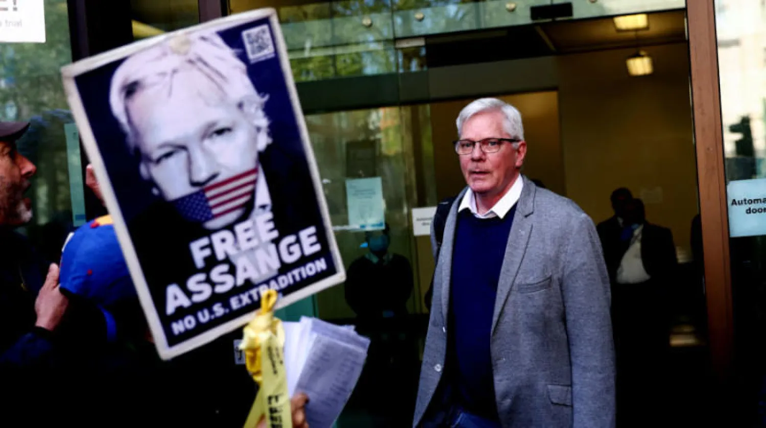 رئيس تحرير موقع ويكيليكس كريستين هرافنسون خلال احتجاج لدعم أسانج خارج محكمة ويستمنستر في لندن أمس (رويترز)