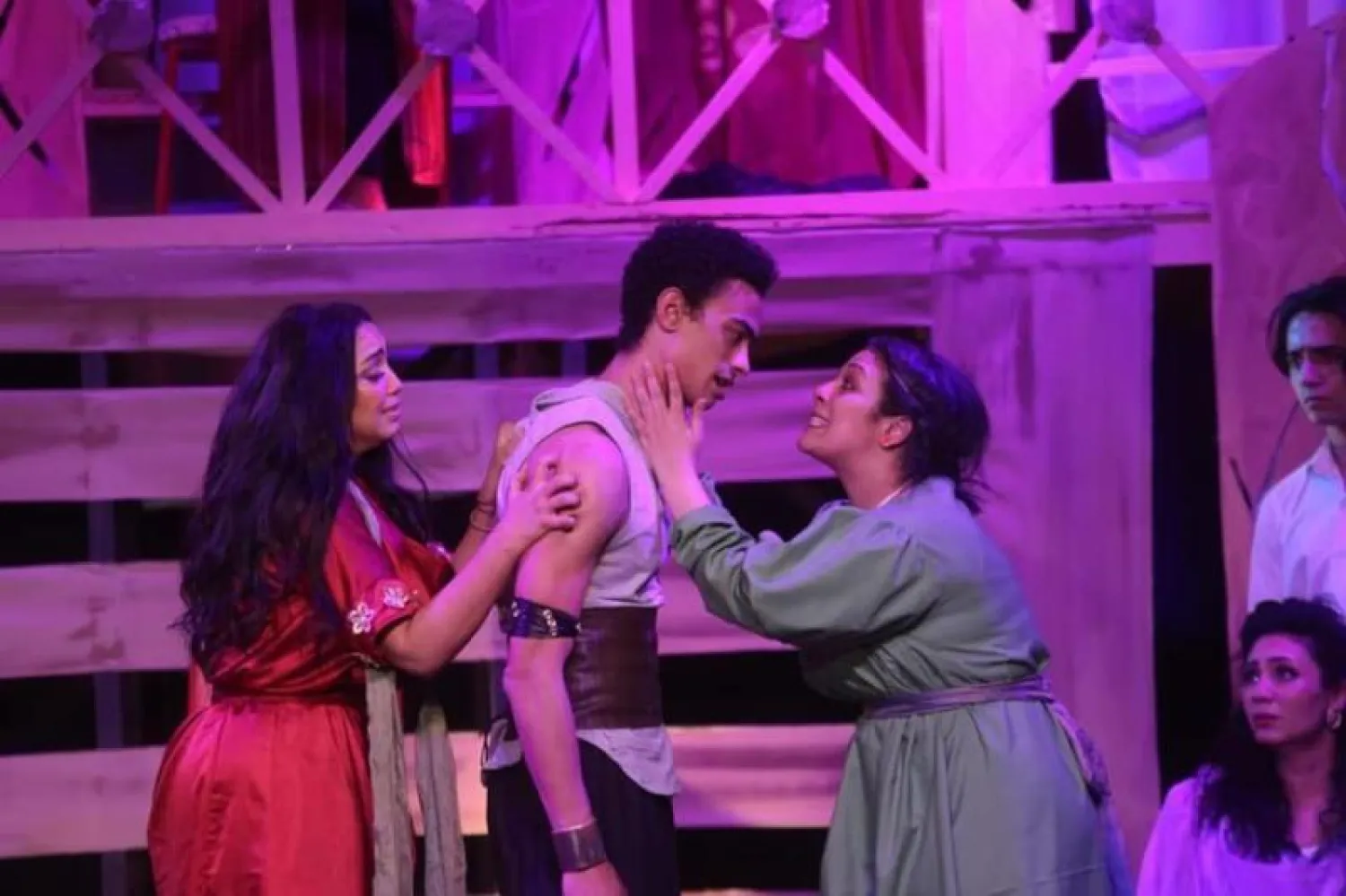 مشهد من العرض المسرحي «مش إلكترا» (وزارة الثقافة المصرية)