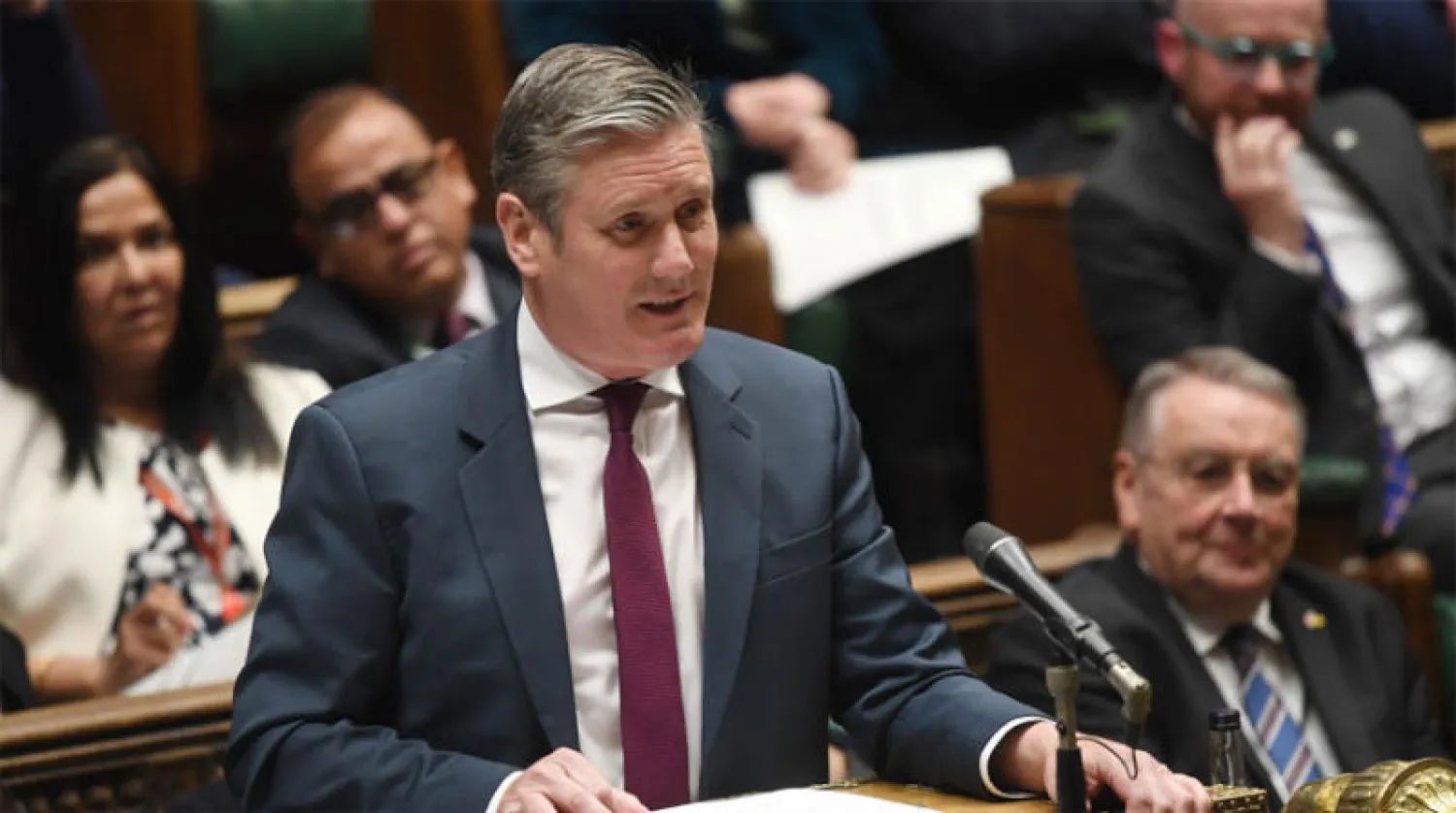 زعيم المعارضة العمالية كير ستارمر خلال مساءلة جونسون في مجلس العموم أول من أمس (د.ب.أ)