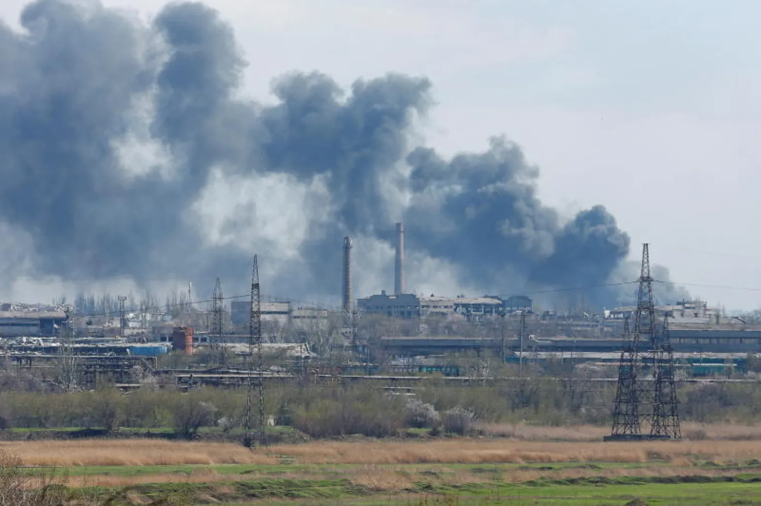 دخان الحرائق يتصاعد في أفق مدينة ماريوبول اليوم (رويترز)