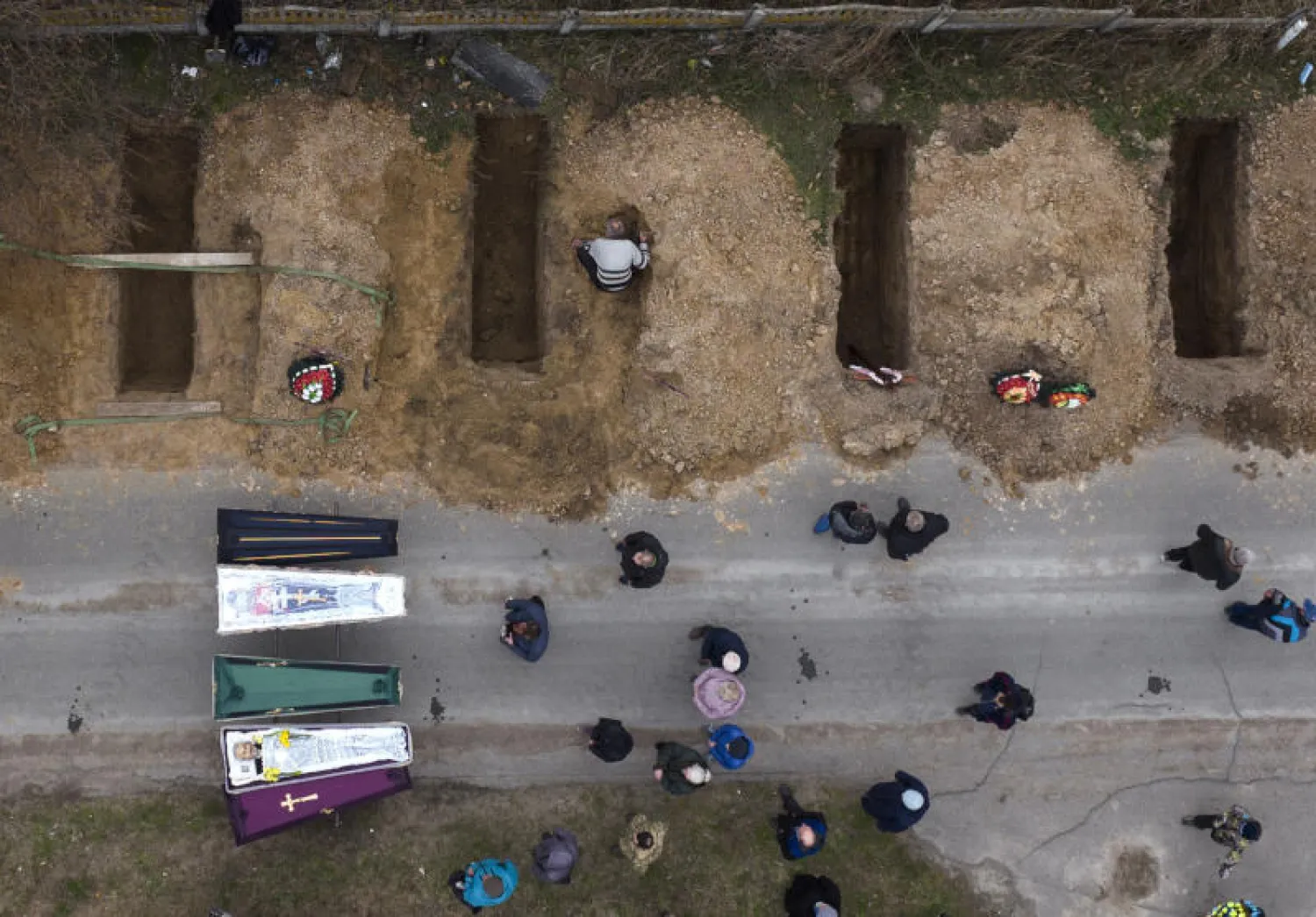 مراسم دفن مدنيين سقطوا في بلدة بوتشا الأوكرانية (أرشيفية - أ.ب)